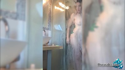 Mtoto Mwenye Kitako Cha Jui Anapiga Punyeto Katika Shower