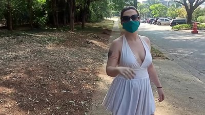 Uchi wa umma: msichana kutoka Urusi anajaribu kuvua nguo zake katika mitaa ya Rio de Janeiro. Alikaribia kukamatwa.