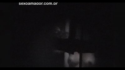 Blondie ananakiliwa video kwa siri na mpiga picha wa kitongoji aliyefichwa nyuma ya matofali matupu