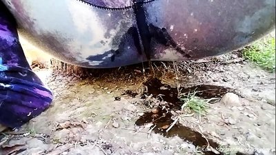 Kukojoa mitaani! Njoo utazame LilKiwwiMonster akilowesha chupi yake na kukojoa kwenye uchafu!