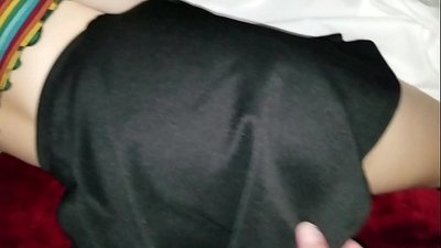 Dada wa shule ambaye ni bikira anayelala anapata punda wake mgumu kwa vidole vyake